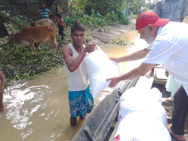 2022年6月22日-バングラデシュ北部大洪水-物資を手渡しているようす