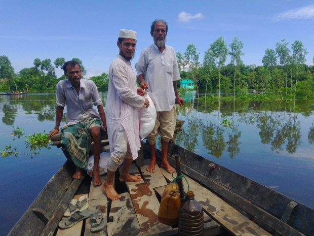 2022年6月22日-バングラデシュ北部大洪水-物資を運ぶようす